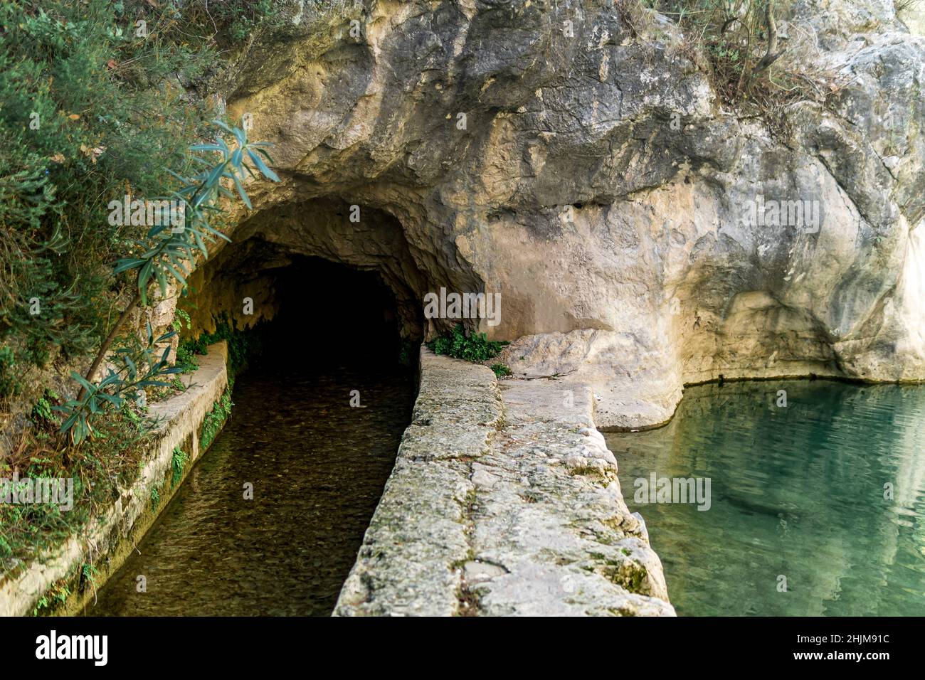 rill artificiel dans une gouttière en pierre sous la roche dans la région montagneuse Banque D'Images