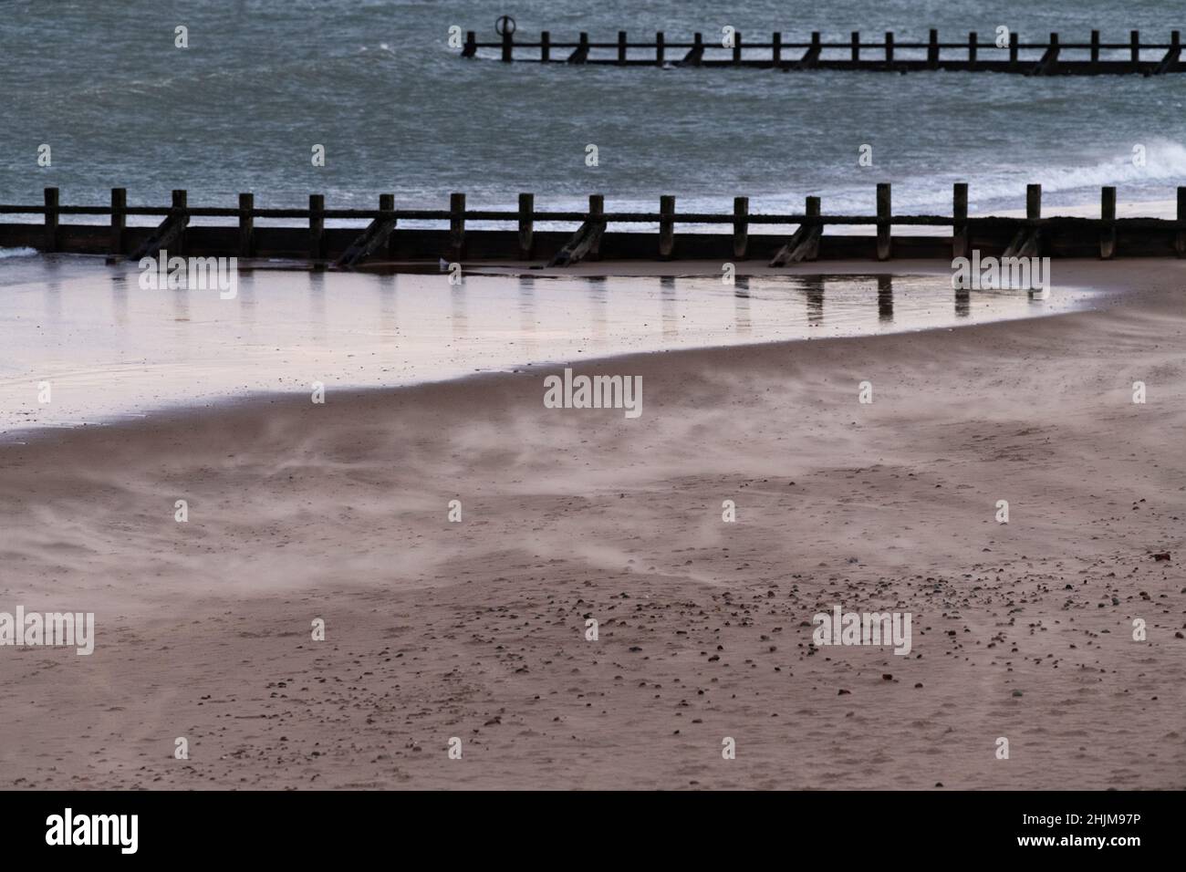 Vent soufflant du sable sur une plage humide - Aberdeen, Écosse, Royaume-Uni Banque D'Images