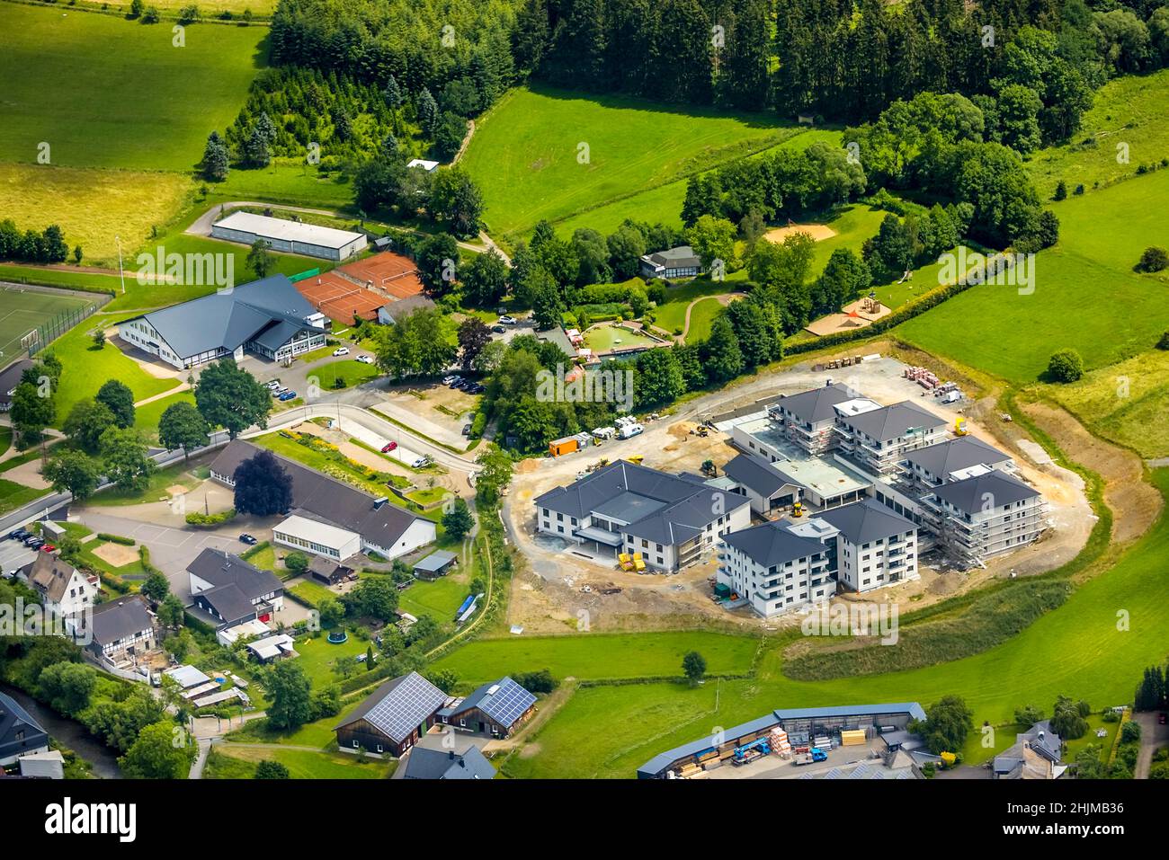 Vue aérienne, nouveau domaine de logement WohnGut, spa et centre communautaire, piscine d'aventure nature Lennestadt-Saalhausen, école primaire Marien, Saalhausen, le Banque D'Images