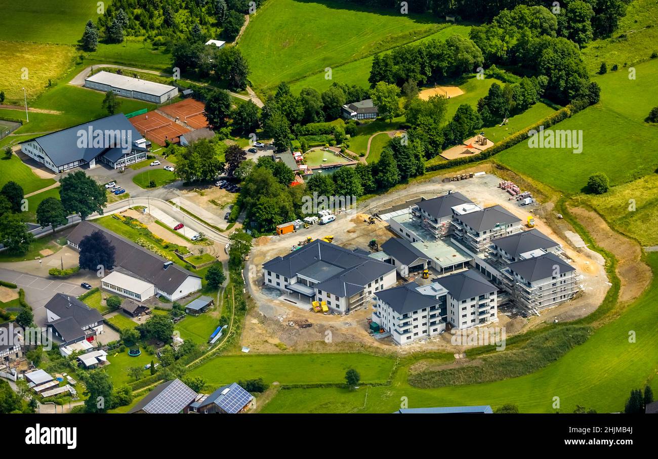 Vue aérienne, nouveau domaine de logement WohnGut, spa et centre communautaire, piscine d'aventure nature Lennestadt-Saalhausen, école primaire Marien, Saalhausen, le Banque D'Images