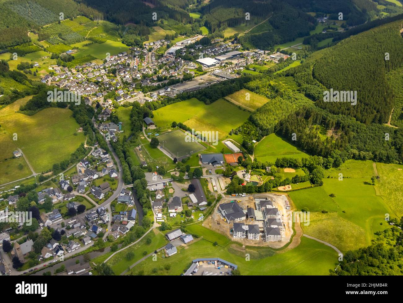 Vue aérienne, nouveau domaine de logement WohnGut, spa et centre communautaire, piscine d'aventure nature Lennestadt-Saalhausen, école primaire Marien, Saalhausen, le Banque D'Images