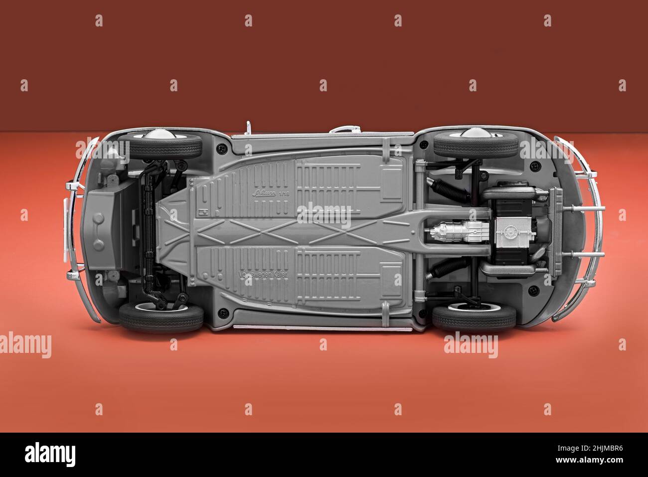 Voiture de diecasting modèle 1/18 de Volkswagen 1200 scarabée par Schuco - vue de dessous Banque D'Images