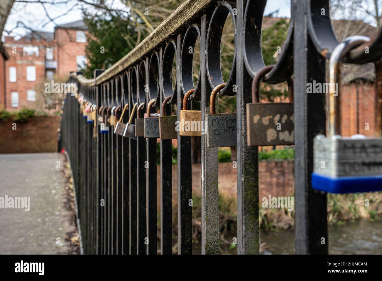 Love écluses sur une passerelle au-dessus de la rivière Avon dans le centre-ville de Salisbury wiltshire Royaume-Uni Banque D'Images