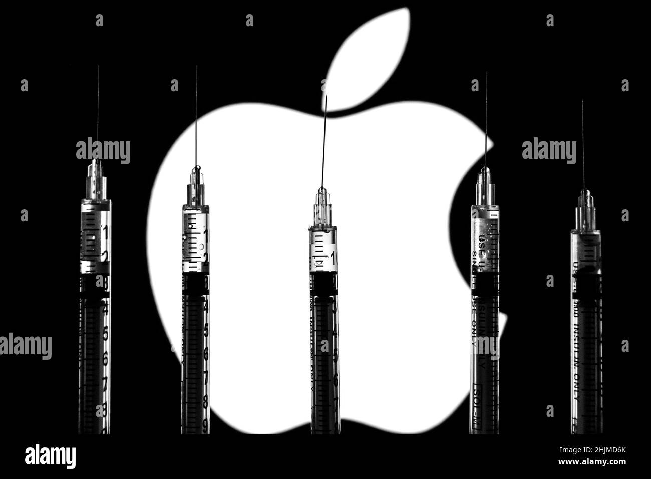 Dans cette photo illustration seringues médicales vu avec un logo Apple en arrière-plan. Banque D'Images
