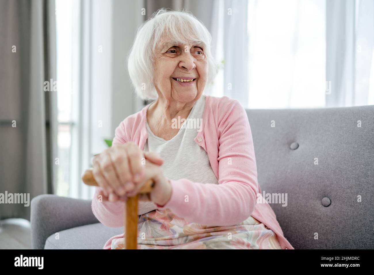 Femme âgée avec bâton de marche Banque D'Images