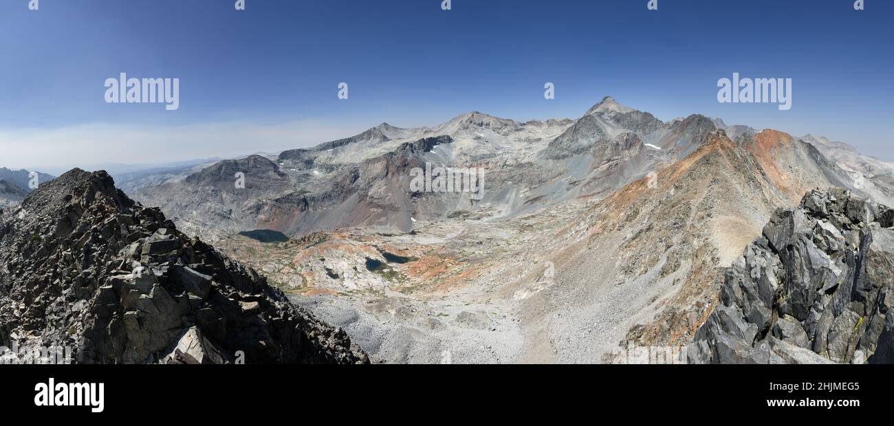 Vue panoramique sur la Sierra Nevada en direction de Rodgers Peak dans la région sauvage d'Ansel Adams Banque D'Images