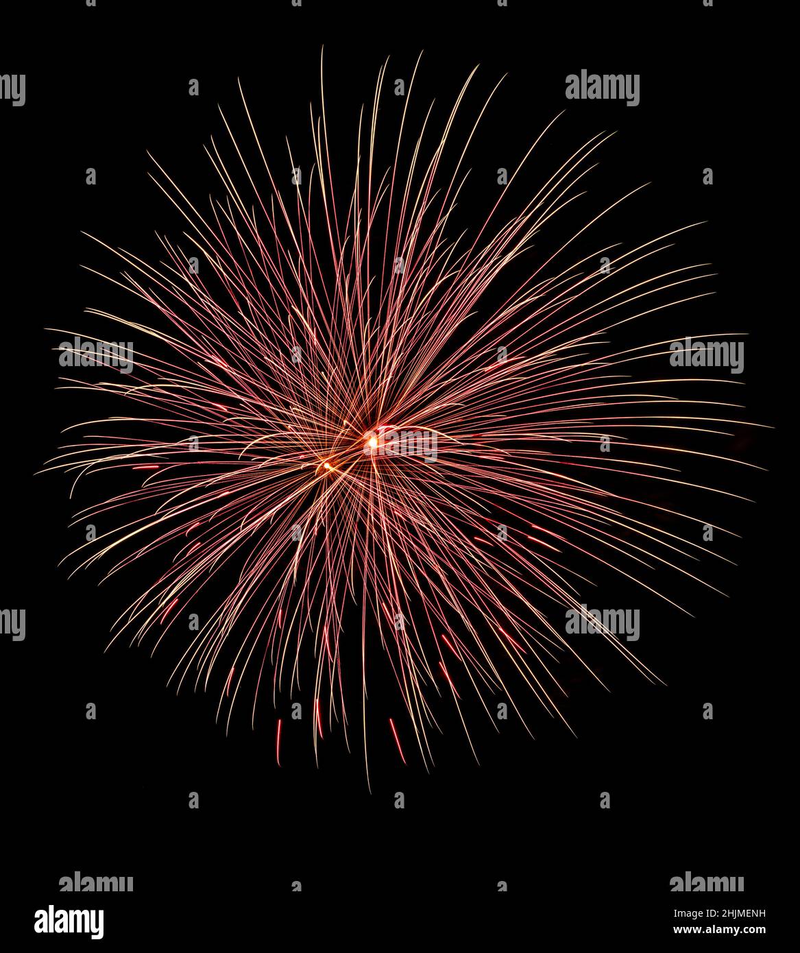 feux d'artifice orange et rouge explosant dans un ciel noir Banque D'Images
