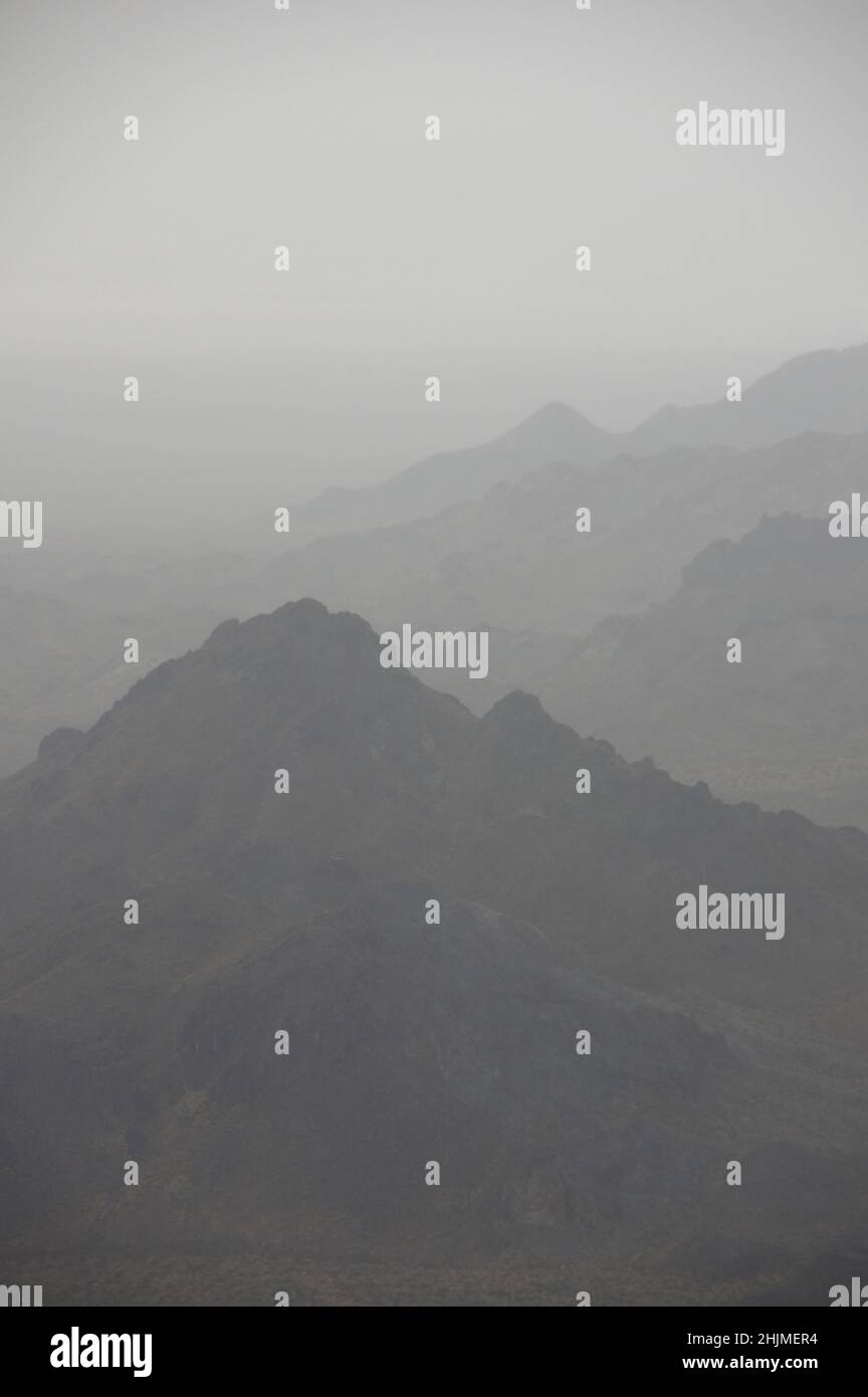 des crêtes de montagne brumeuses dans le désert par temps pluvieux Banque D'Images