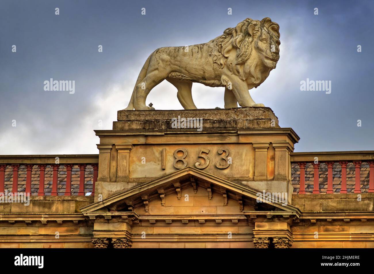 Royaume-Uni, West Yorkshire, Huddersfield, John William Street, Lion Sculpture sur les bâtiments du Lion Banque D'Images