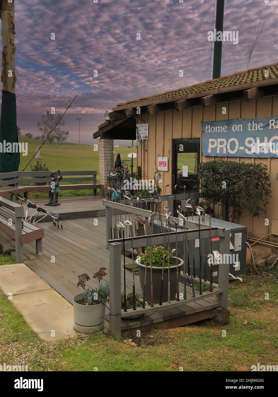Une boutique professionnelle de golf ÒTin CupÓ prête pour les joueurs, affichant une gamme d'équipements pas si nouveaux pour affiner les compétences sur un terrain de conduite peu pratique à l'arrière. Banque D'Images