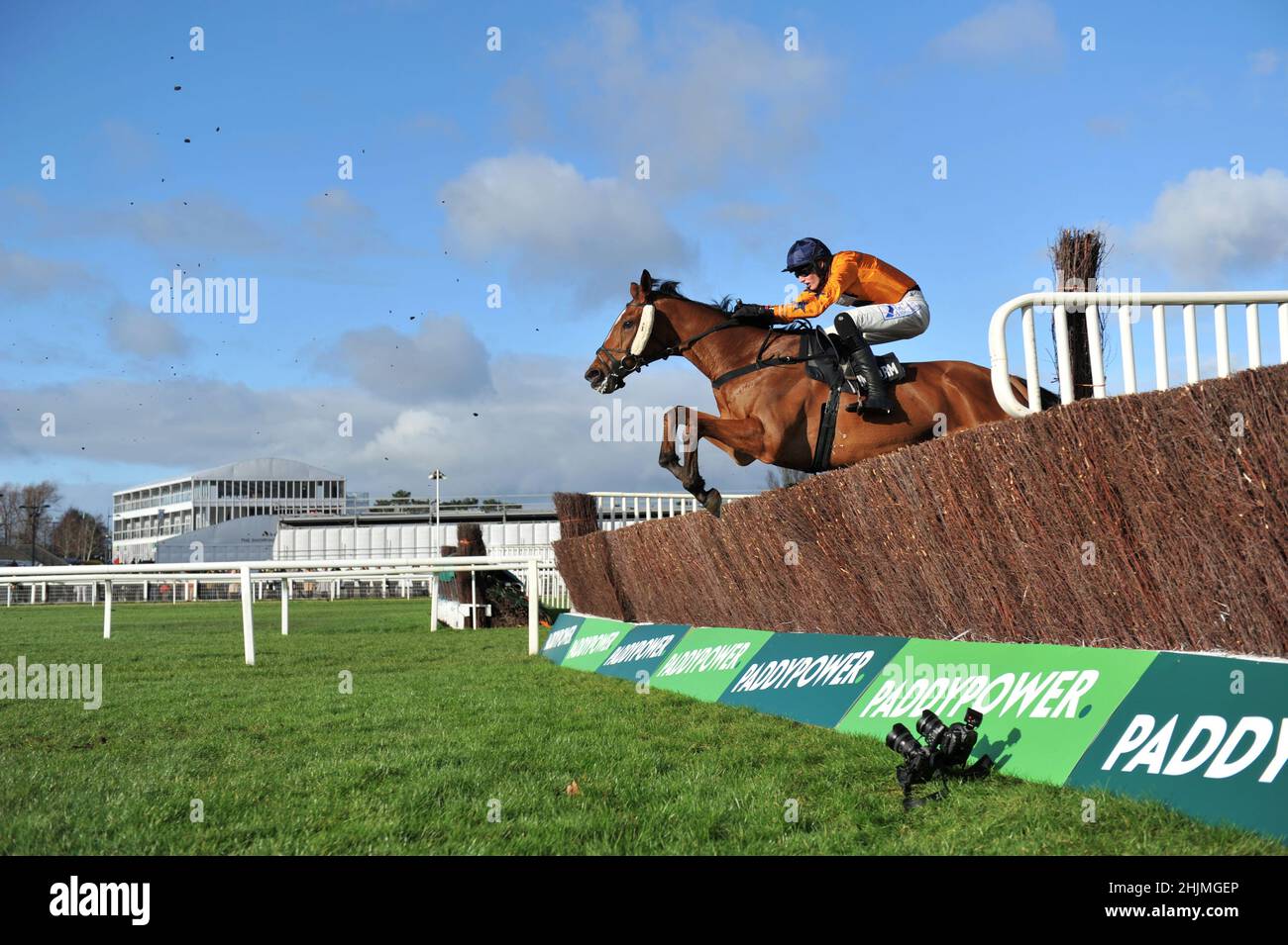 Course au champ de courses de Cheltenham, Prestbury Park, le jour des essais du festival en janvier, avant le festival de la coupe d'or de Cheltenham en mars. Course trois, 1. Banque D'Images
