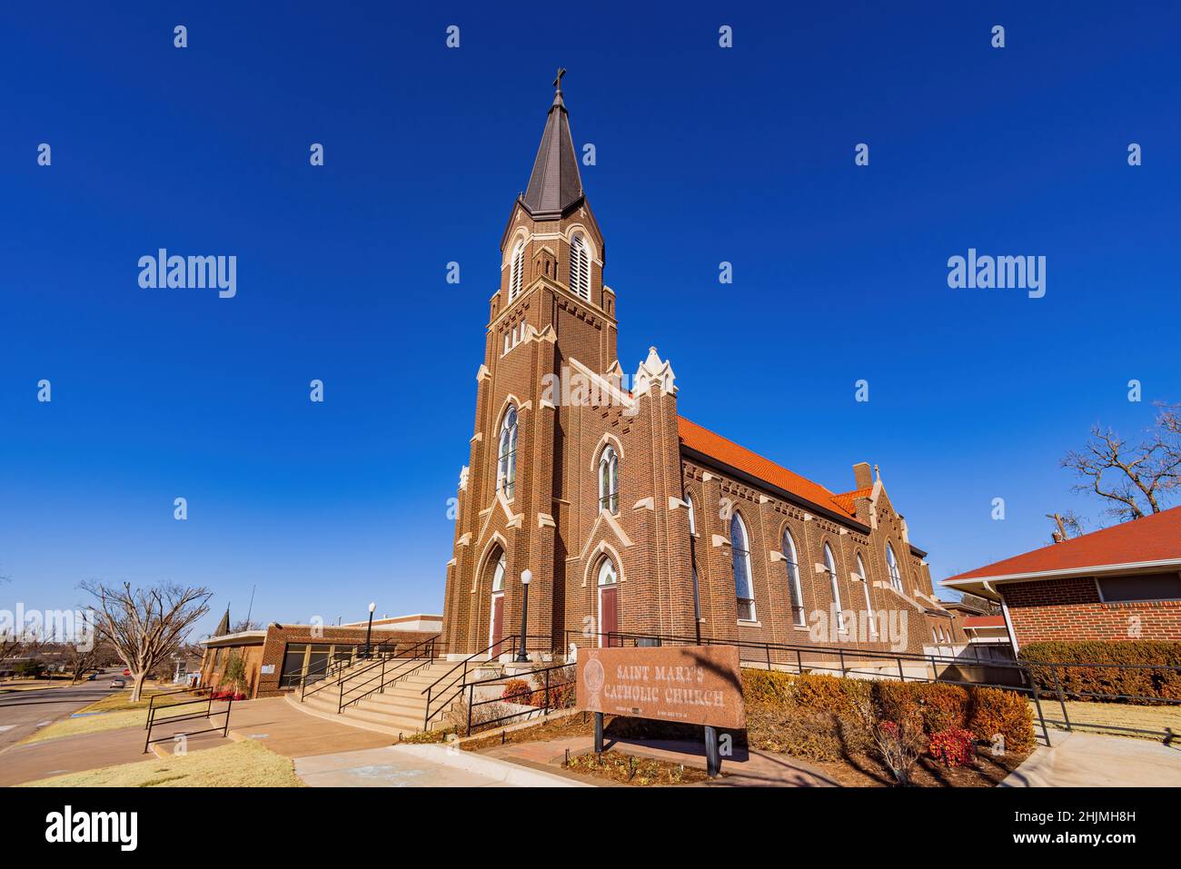 Vue extérieure ensoleillée de l'église catholique St Mary à Guthrie, Oklahoma Banque D'Images