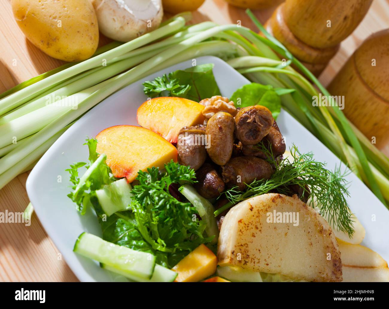 Salade saine aux coeurs de poulet Banque D'Images