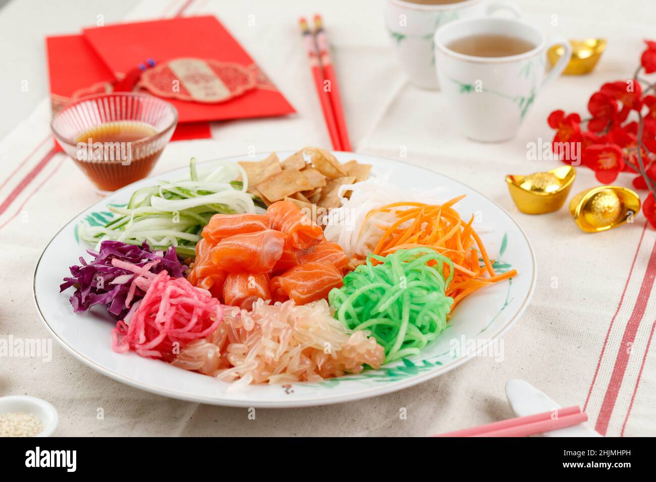 Yusheng, Yee sang ou Yuu Sahng, ou Prosperity Toss est une salade de poisson cru de style cantonais.Il se compose de bandes de poisson cru mélangé avec des morceaux de Vegetabl Banque D'Images