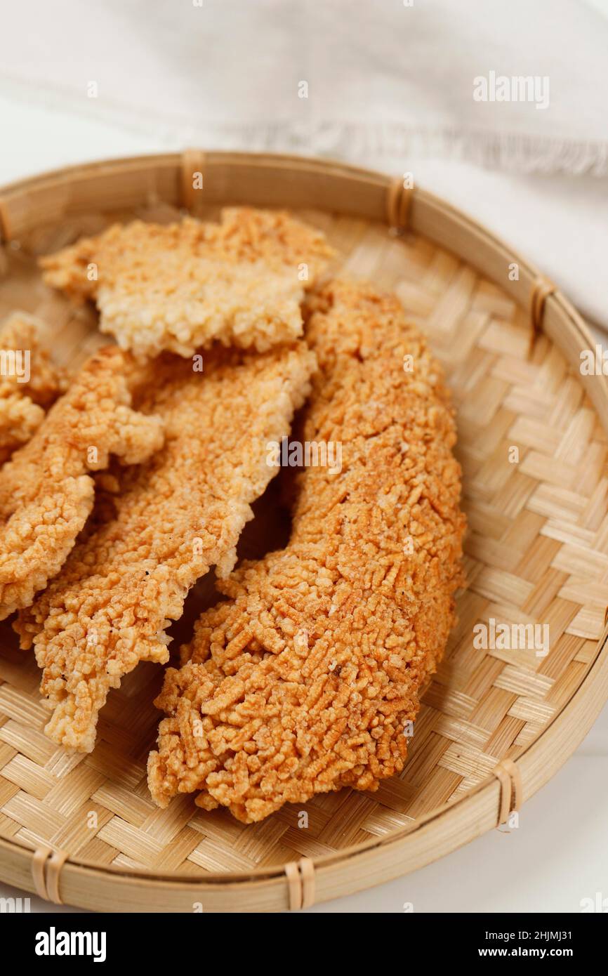 Cuisine traditionnelle coréenne, Numungji, croûte de riz surcuit sur plaque de bambou Banque D'Images