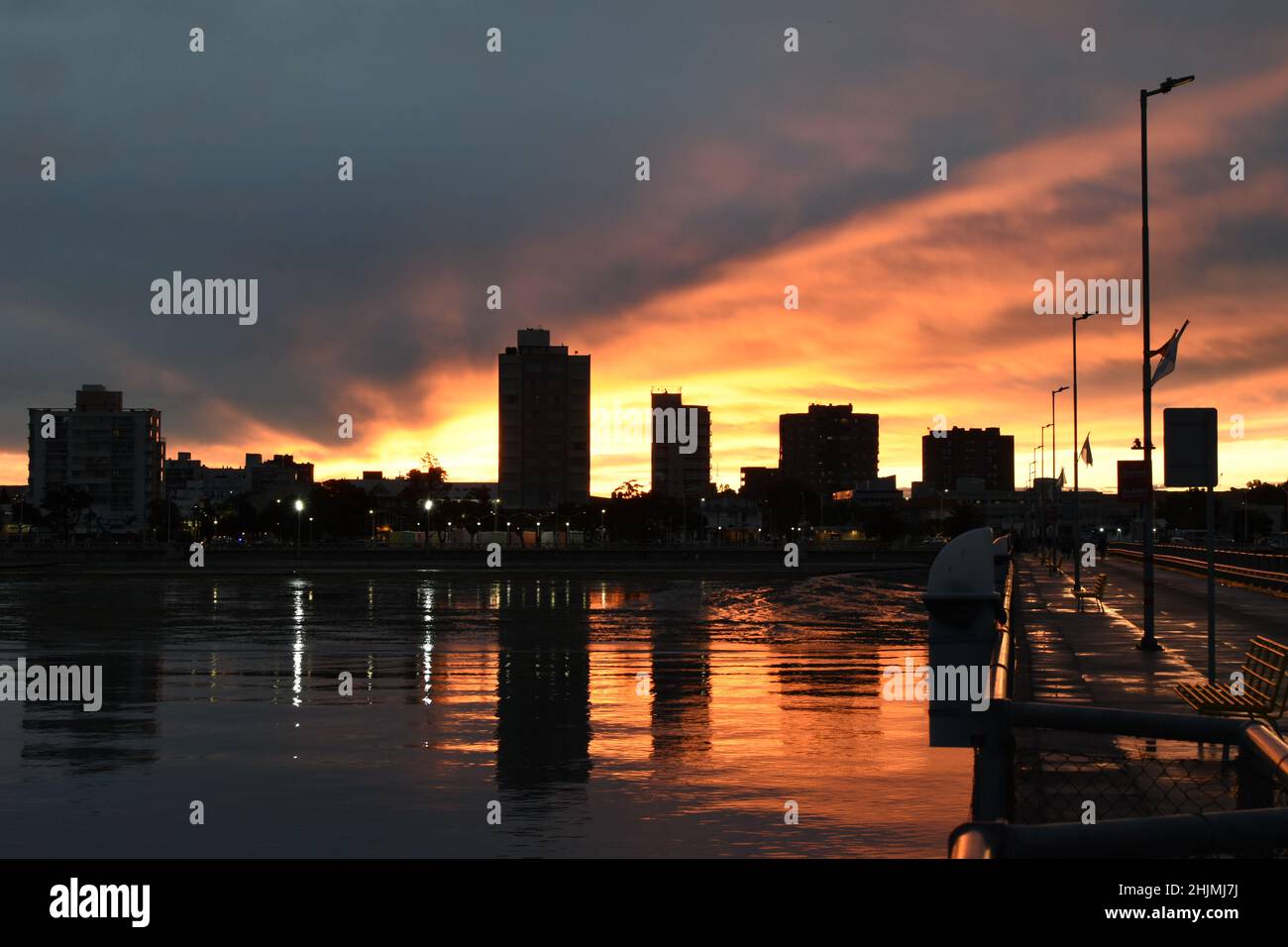 Coucher de soleil sur la mer à Puerto Madryn, Argentine Banque D'Images