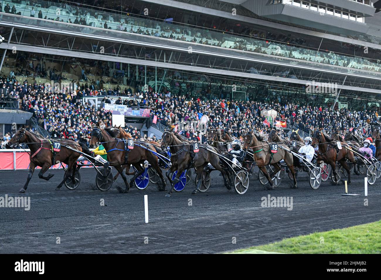 Paris, France.30th janvier 2022.Jockeys/chauffeurs juste après le départ lors du Grand Prix d'Amérique Legend Horse Race ZEturf, à l'Hippodrome de Vincennes, près de Paris, France, le 30 janvier 2022.Crédit : Victor Joly/Alamy Live News Banque D'Images