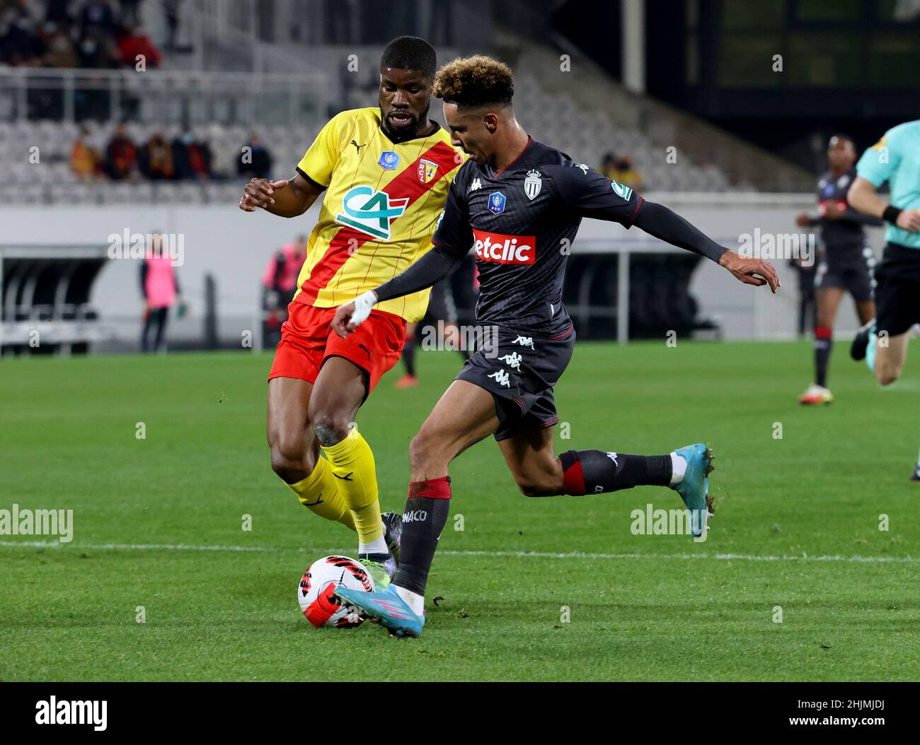 Sofiane Diop de Monaco, Kevin Danso de Lens (à gauche) pendant la coupe