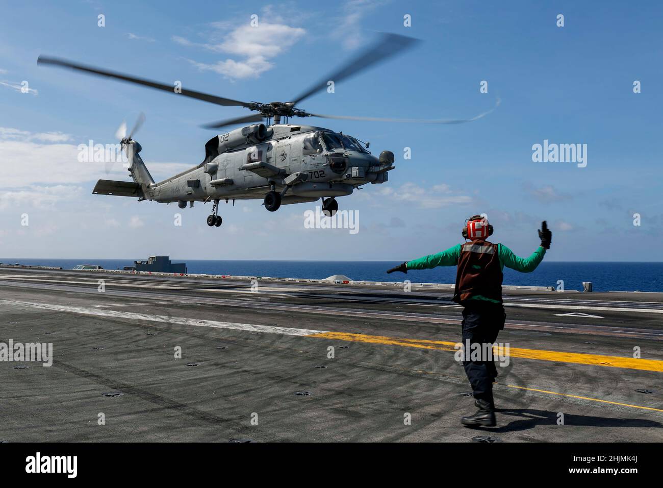 MER DE CHINE MÉRIDIONALE (JANV30, 2022) le capitaine Amy Bauernschmidt, commandant du porte-avions de la classe Nimitz USS Abraham Lincoln (CVN 72), pilote un hélicoptère MH-60R Sea Hawk, affecté aux « Raptors » de l'Escadron de frappe maritime (HSM) 71, sur le pont de vol.Abraham Lincoln Strike Group est en cours de déploiement prévu dans la zone d'exploitation de la flotte américaine 7th afin d'améliorer l'interopérabilité par le biais d'alliances et de partenariats tout en servant de force d'intervention prête à l'emploi pour soutenir une région Indo-Pacifique libre et ouverte.(É.-U.Navy photo par Mass communication Specialist 3rd Class Michael Sin Banque D'Images