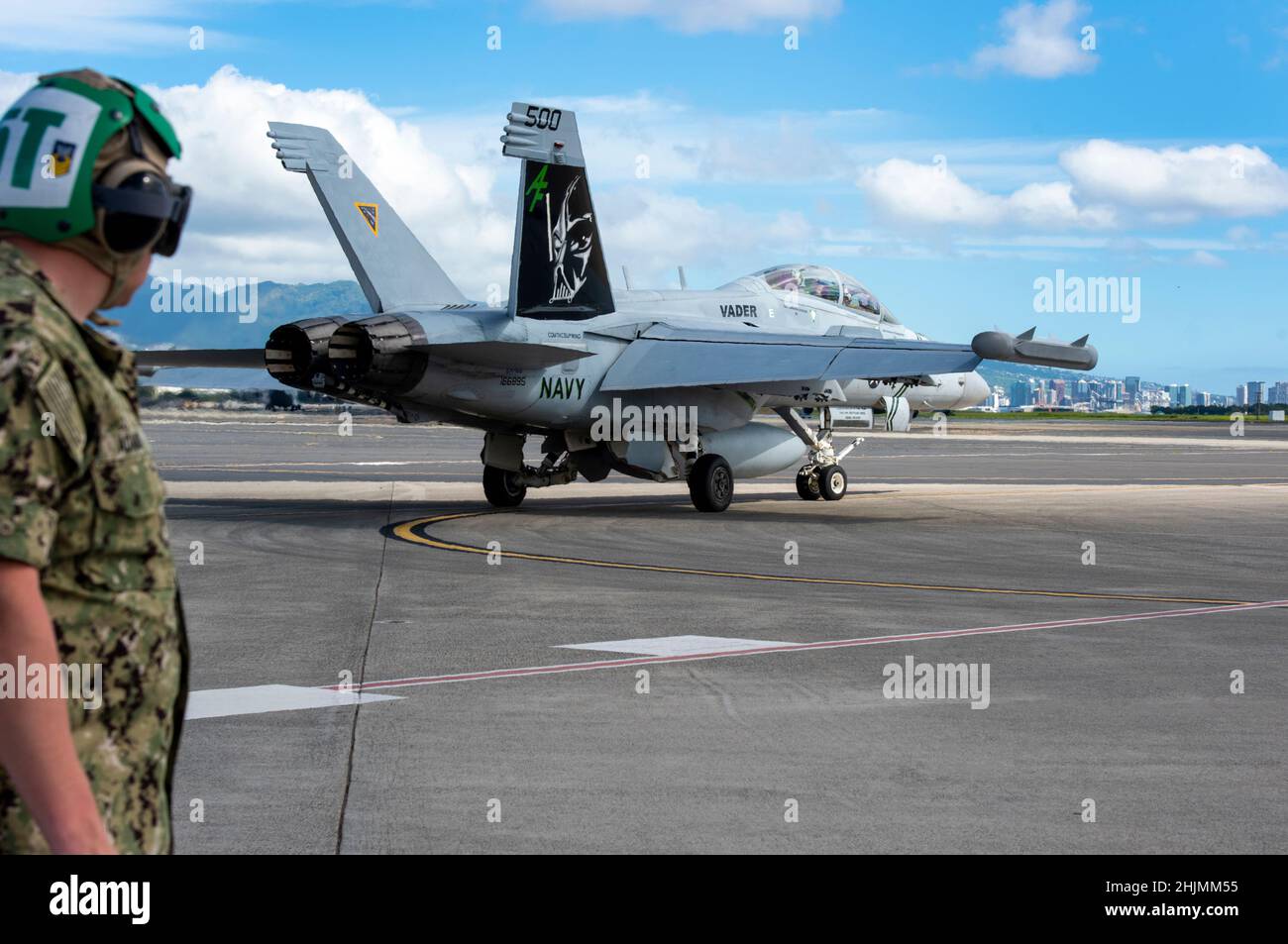 Un avion de type Growler EA-18G de la Marine américaine affecté à l'escadron d'attaque électronique 209, à la base aérienne navale de Whidbey Island, Washington, se prépare pour un vol lors d'un exercice conjoint le 25 janvier 2022, joint Pearl Harbor-Hickam, Hawaii.L'exercice offre aux participants un lieu de collaboration à multiples facettes avec une infrastructure et un personnel de soutien.(É.-U.Photo de la Garde nationale aérienne par le Sgt.Mysti Bicoy) Banque D'Images