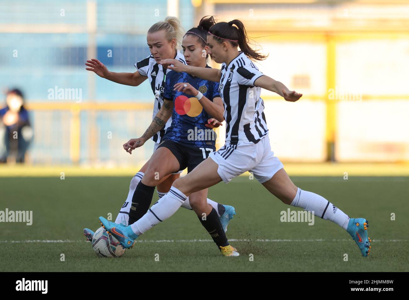 Lecco, Italie, 30th janvier 2022.Macarena Portales Nieto de Internazionale est fermé par Matilde Lundorf et Agnese Bonfantadini de Juventus pendant le match de coppa Italia Femminile au Stadio Mario Rigamonti, Lecco.Le crédit photo devrait se lire: Jonathan Moscrop / Sportimage Banque D'Images