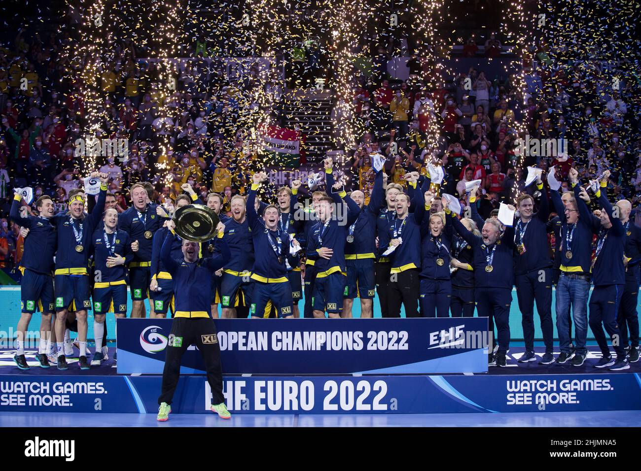 Budapest, Hongrie, 30th janvier 2022.Les joueurs de Suède célèbrent la victoire avec le trophée lors du match final de l'EHF EURO 2022 entre la Suède et l'Espagne à Budapest, Hongrie.30 janvier 2022.Crédit : Nikola Krstic/Alay Banque D'Images