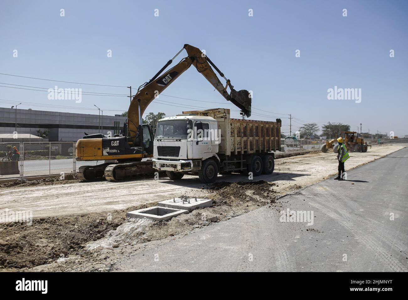 Nairobi, Kenya.26th janvier 2022.Une pelle hydraulique charge un camion dans une section d'un chantier de construction du projet de l'autoroute de Nairobi le long de la route Mombasa.La construction de la route à péage de 27,1km, la Nairobi Expressway, se poursuit et devrait être achevée en juin 2022.La Nairobi Expressway est destinée à décongestionner la ville de Nairobi en fournissant un transport plus rapide et fiable.Crédit : SOPA Images Limited/Alamy Live News Banque D'Images