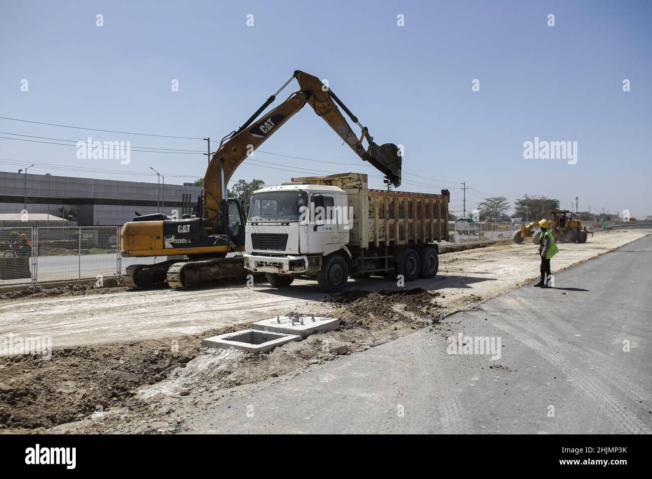 Nairobi, Kenya.26th janvier 2022.Une pelle hydraulique charge un camion dans une section d'un chantier de construction du projet de l'autoroute de Nairobi le long de la route Mombasa.La construction de la route à péage de 27,1km, la Nairobi Expressway, se poursuit et devrait être achevée en juin 2022.La Nairobi Expressway est destinée à décongestionner la ville de Nairobi en fournissant un transport plus rapide et fiable.(Photo de Boniface Muthoni/SOPA Images/Sipa USA) Credit: SIPA USA/Alay Live News Banque D'Images