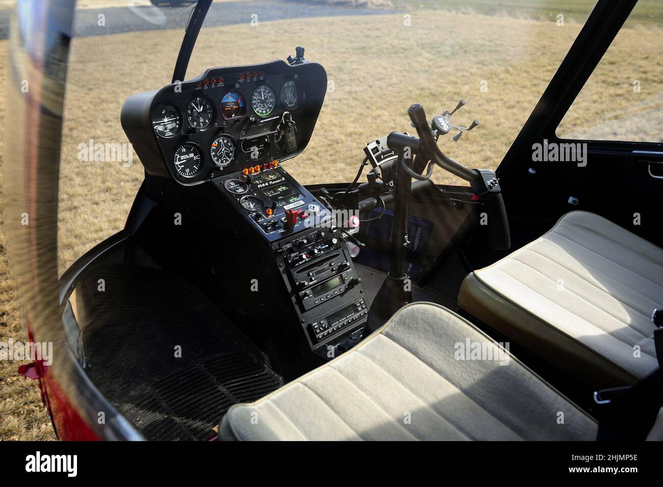 Robinson R44, hélicoptère, transport aérien, rouge, navigation,Cockpit, pilote, Robinson Helicopter Company, Robinson R44 hélicoptère Banque D'Images
