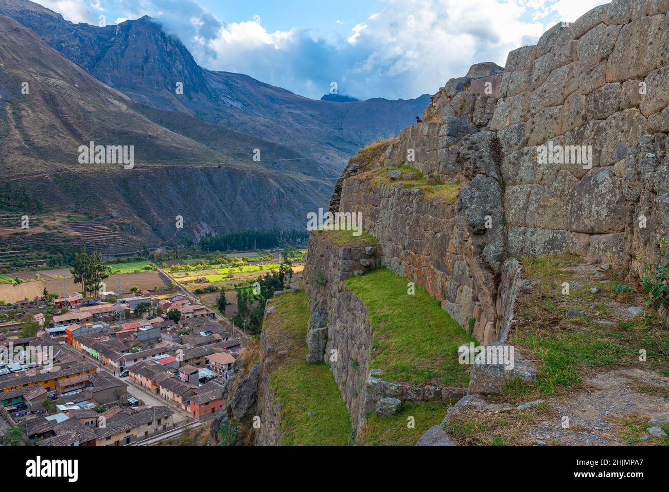 Inca ruine d'Ollantaytambo au coucher du soleil avec paysage de la Vallée Sacrée de l'Inca, province de Cusco, Pérou. Banque D'Images