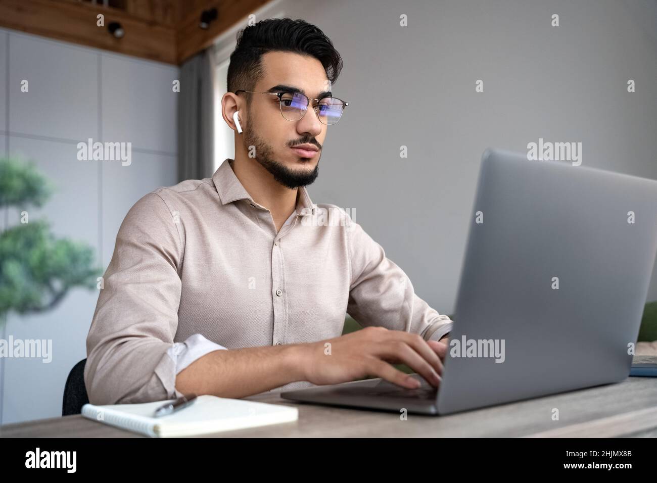 Homme tapant sur le clavier en utilisant l'ordinateur et Internet pour le travail ou la communication Banque D'Images