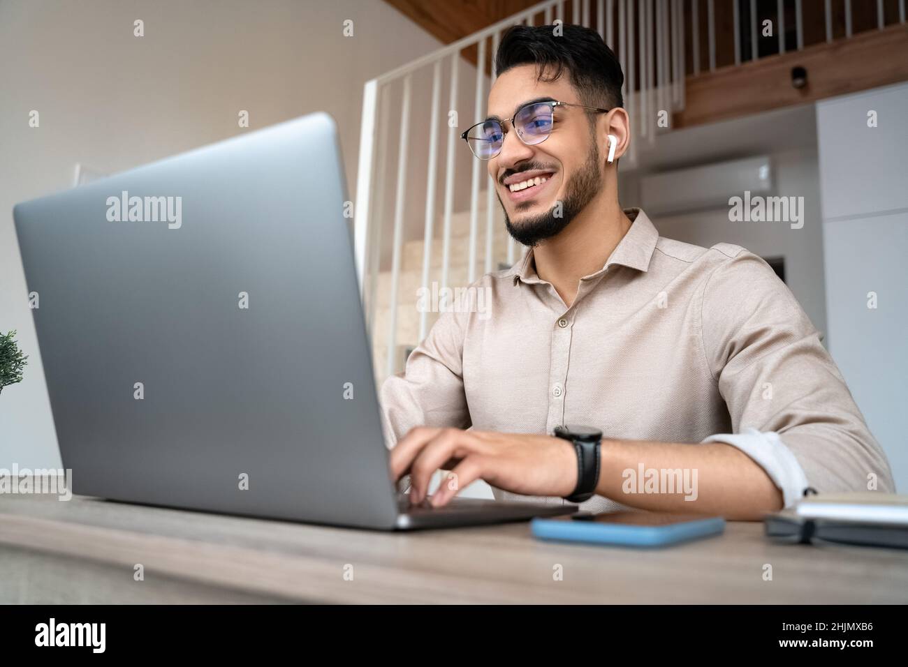 Homme indépendant travailler en ligne sur ordinateur portable à partir de bureau à domicile en utilisant la technologie d'Internet Banque D'Images