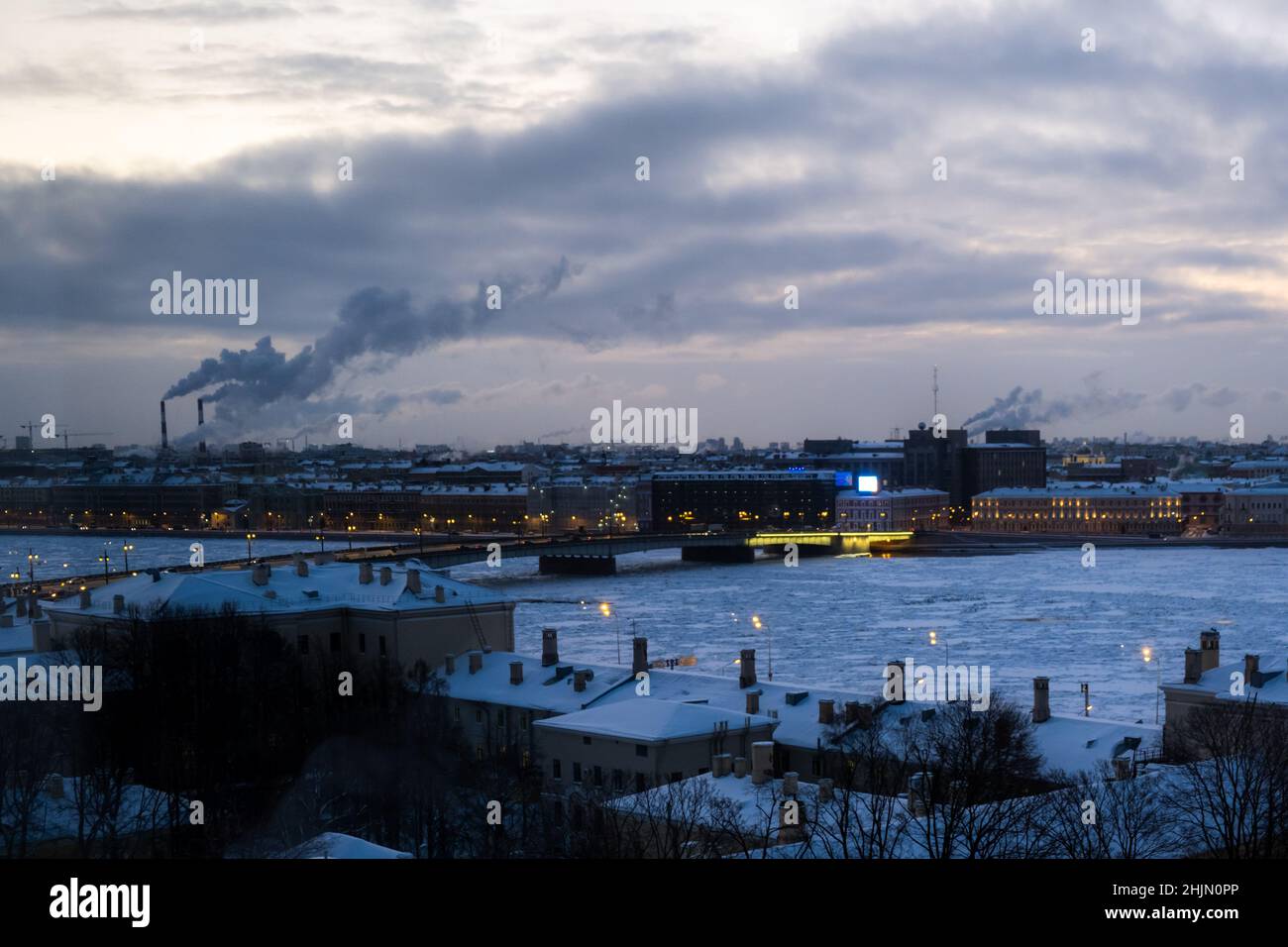 Saint-Pétersbourg, Russie - décembre 2021 : vue sur la rivière Neva gelée et le centre-ville en début de matinée. Banque D'Images