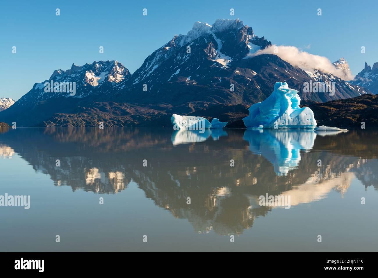 Reflet de la montagne Paine Grande et de l'iceberg du lac Grey au lever du soleil avec espace de copie, parc national Torres del Paine, Patagonie, Chili. Banque D'Images