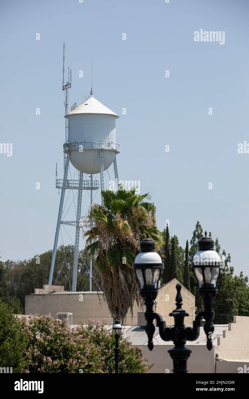 L'après-midi, vue ensoleillée sur la ville de la tour d'eau historique du centre-ville de Clovis, Californie, États-Unis. Banque D'Images