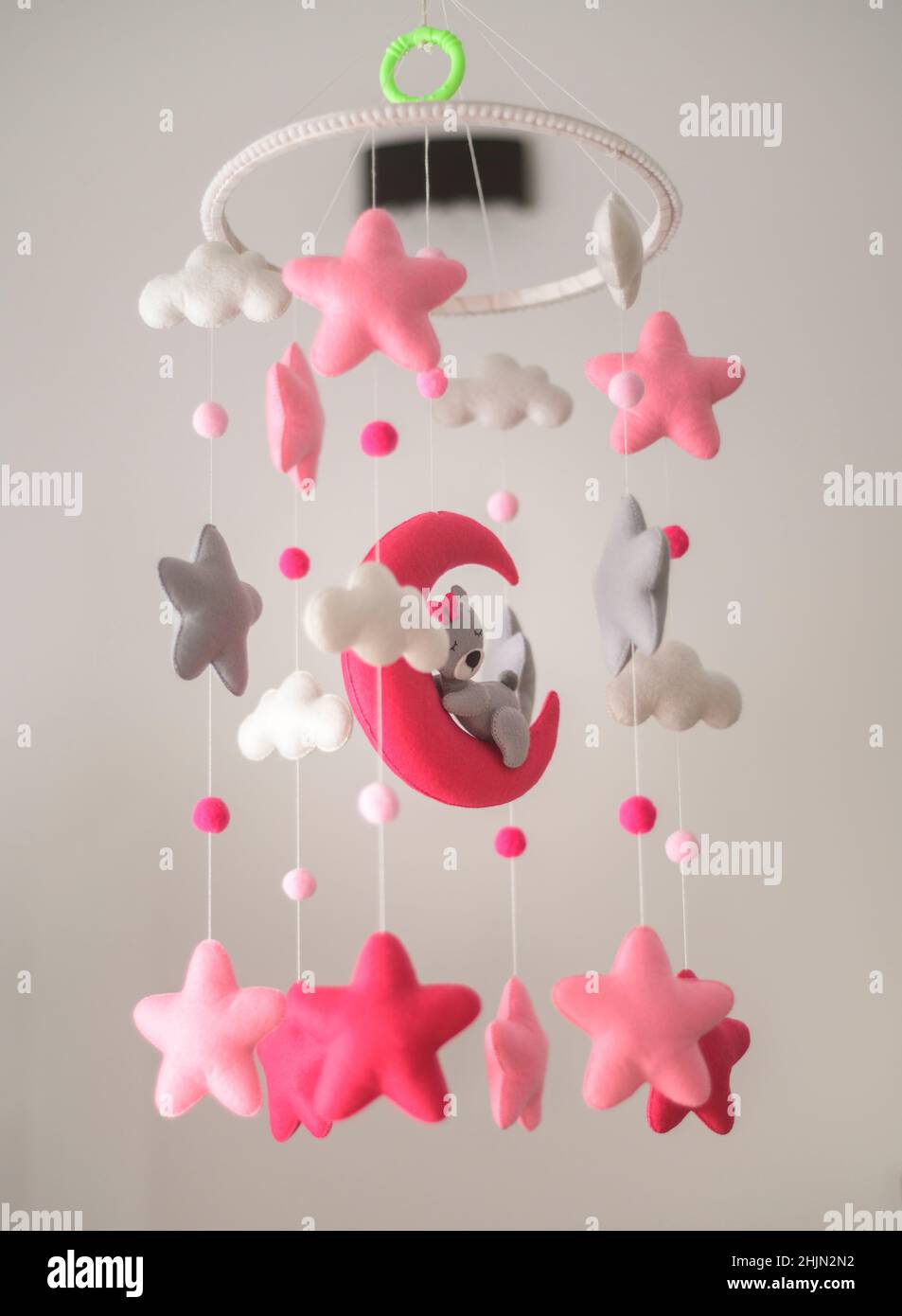 Lit De Bebe Pendaison Lit Mobile En Feutre Avec Des Etoiles Pluschie Douces Nuages Et Lune Avec Teddy Endormi Berceau Isole Sur Un Fond De Couleur Neutre Beau Photo Stock Alamy