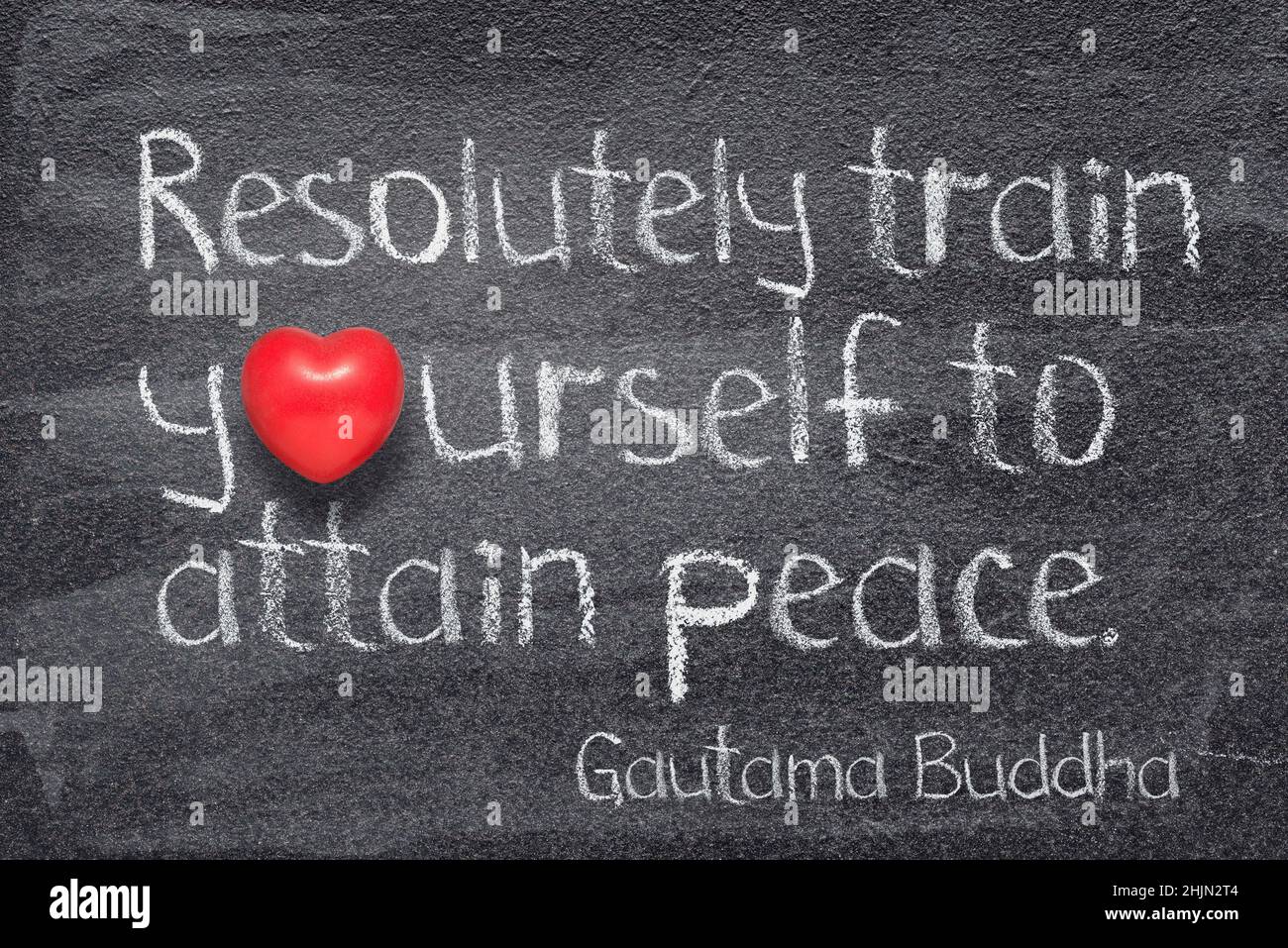 Entrainez Vous Resolument Pour Atteindre La Paix Citation Du Bouddha Gautama Ecrite Sur Tableau Noir Avec Le Symbole Coeur Rouge Photo Stock Alamy
