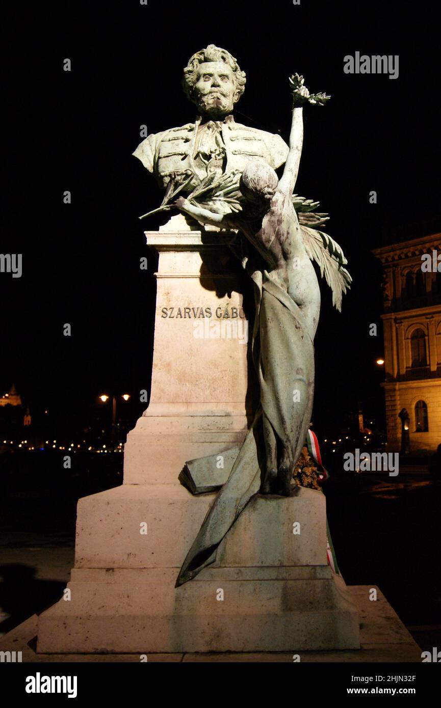 Monument à Gabor Szarvas, linguiste datant de 19th ans et promoteur de l'enseignement de la langue hongroise, illuminé la nuit, Budapest, Hongrie Banque D'Images
