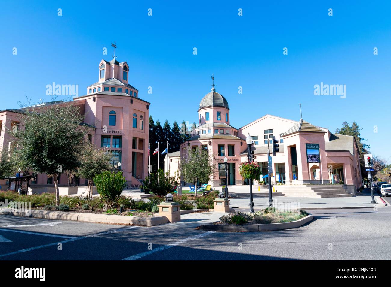 Vue sur la montagne Hôtel de ville et Centre des arts de la scène vue extérieure sous ciel bleu - vue sur la montagne, Californie, États-Unis - 2022 Banque D'Images