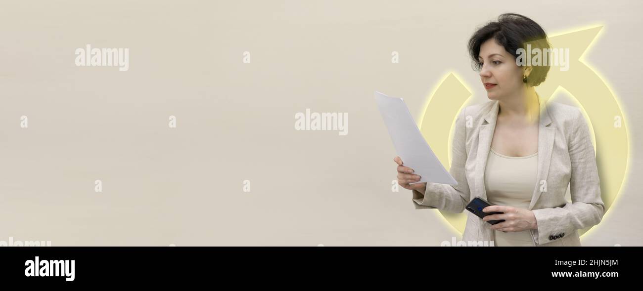 Actualiser la flèche icône néon autour de la bisiness femme lecture papier présentation avec l'espace de copie arrière-plan d'affaires, recharger concept. Banque D'Images