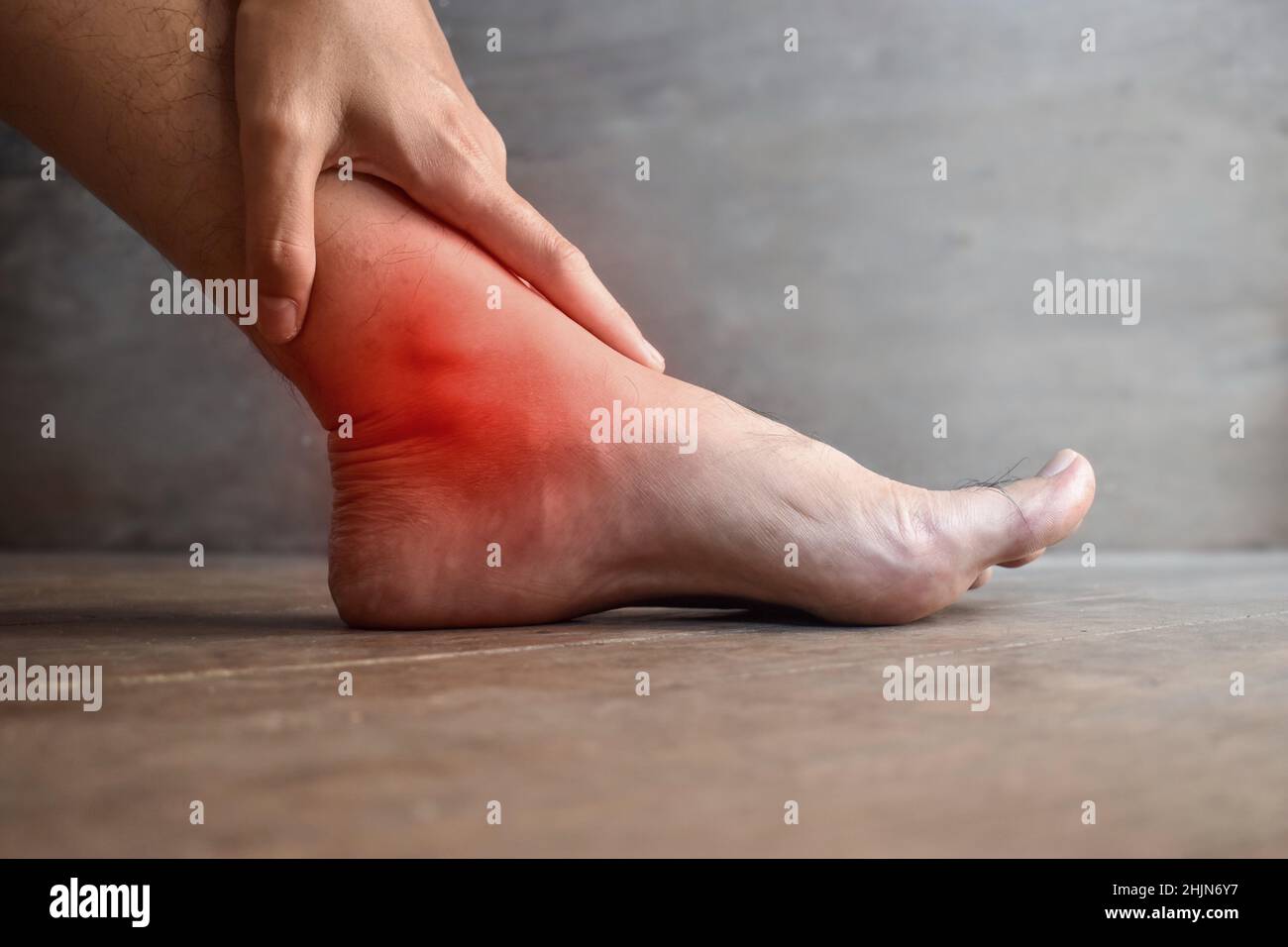 Inflammation de l'articulation de la cheville et du pied du jeune homme  asiatique.Concept de douleur articulaire, arthrose ou goutte Photo Stock -  Alamy