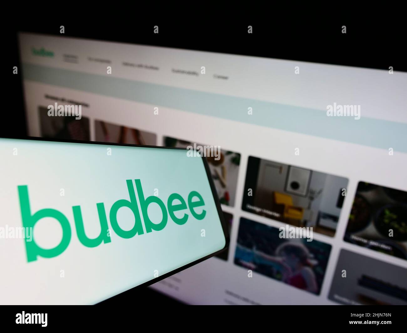 Smartphone avec logo de la société suédoise de logistique Budbee AB sur écran devant le site Web d'affaires.Effectuez la mise au point au centre-droit de l'écran du téléphone. Banque D'Images