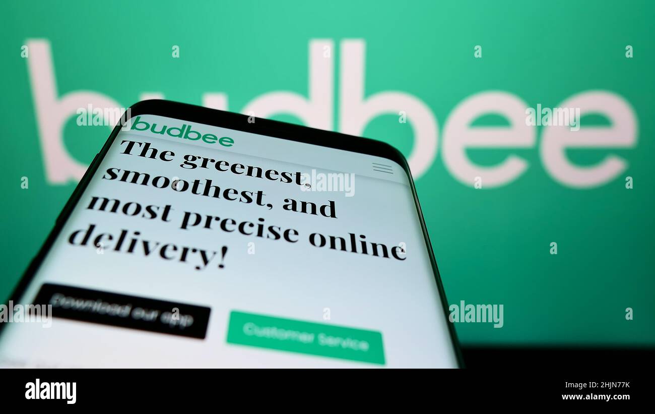 Téléphone mobile avec le site web de la société suédoise de logistique Budbee AB à l'écran devant le logo d'entreprise.Faites la mise au point dans le coin supérieur gauche de l'écran du téléphone. Banque D'Images
