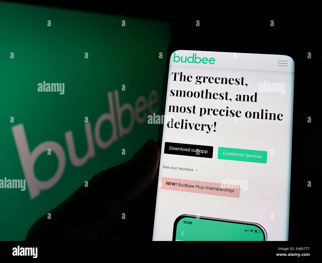 Personne tenant le téléphone portable avec la page web de la société suédoise de logistique Budbee AB sur l'écran devant le logo.Concentrez-vous sur le centre de l'écran du téléphone. Banque D'Images