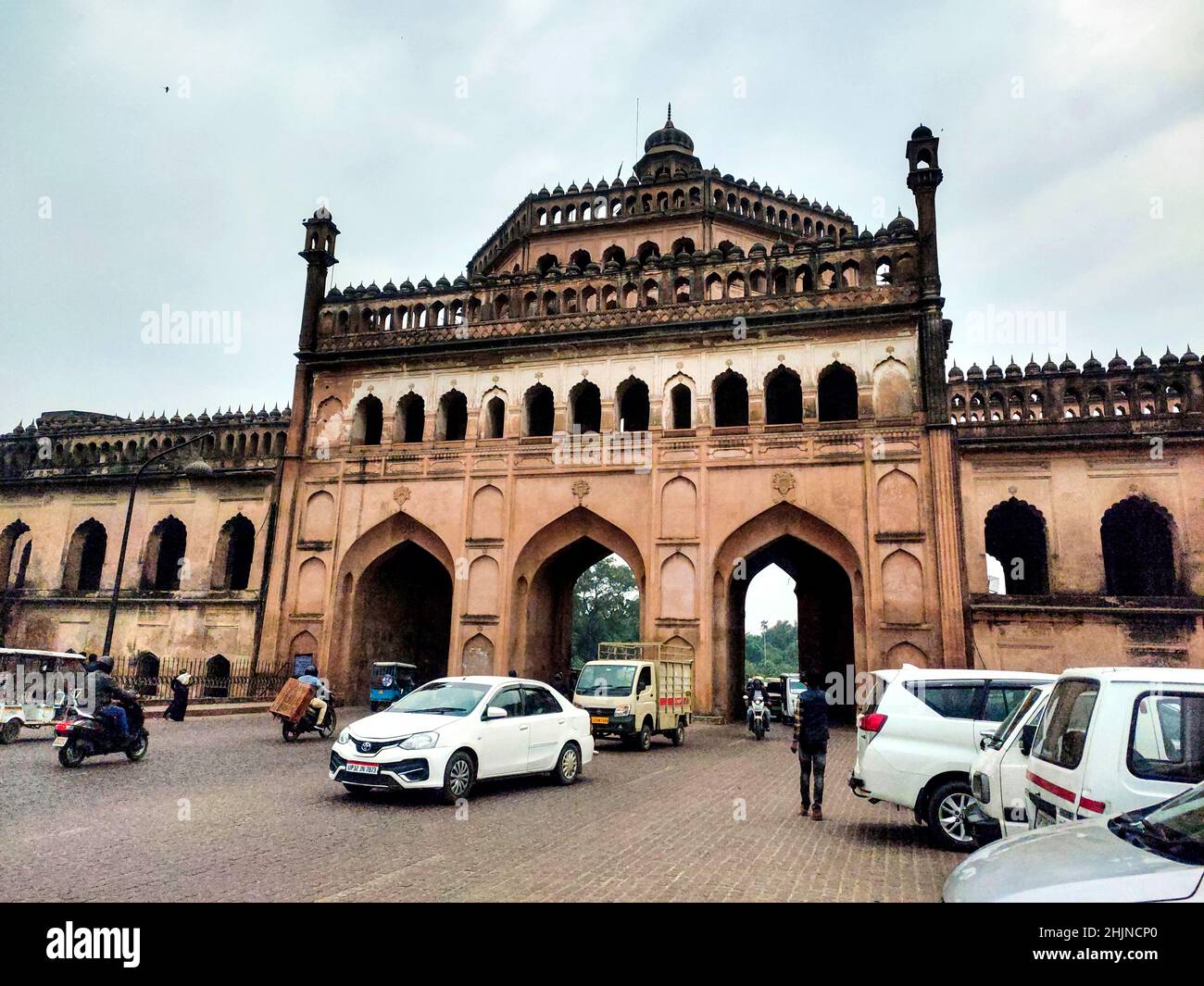 Le Rumi Darwaza (porte turque) à Lucknow, dans l'État indien de l'Uttar Pradesh, est une porte imposante.Rumi Darwaza est un exemple de l'architecture d'Awadhi. Banque D'Images