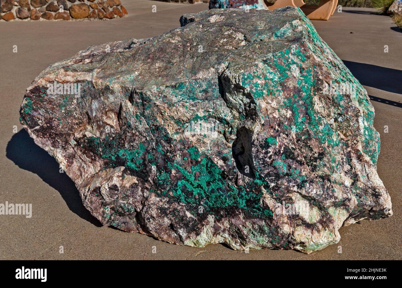 Échantillon de roche contenant du malachite, minéral de cuivre, au point de vue près de la mine Phelps Dodge Morenci, à Black Hills Back Country Byway, Black Hills, Arizona Banque D'Images
