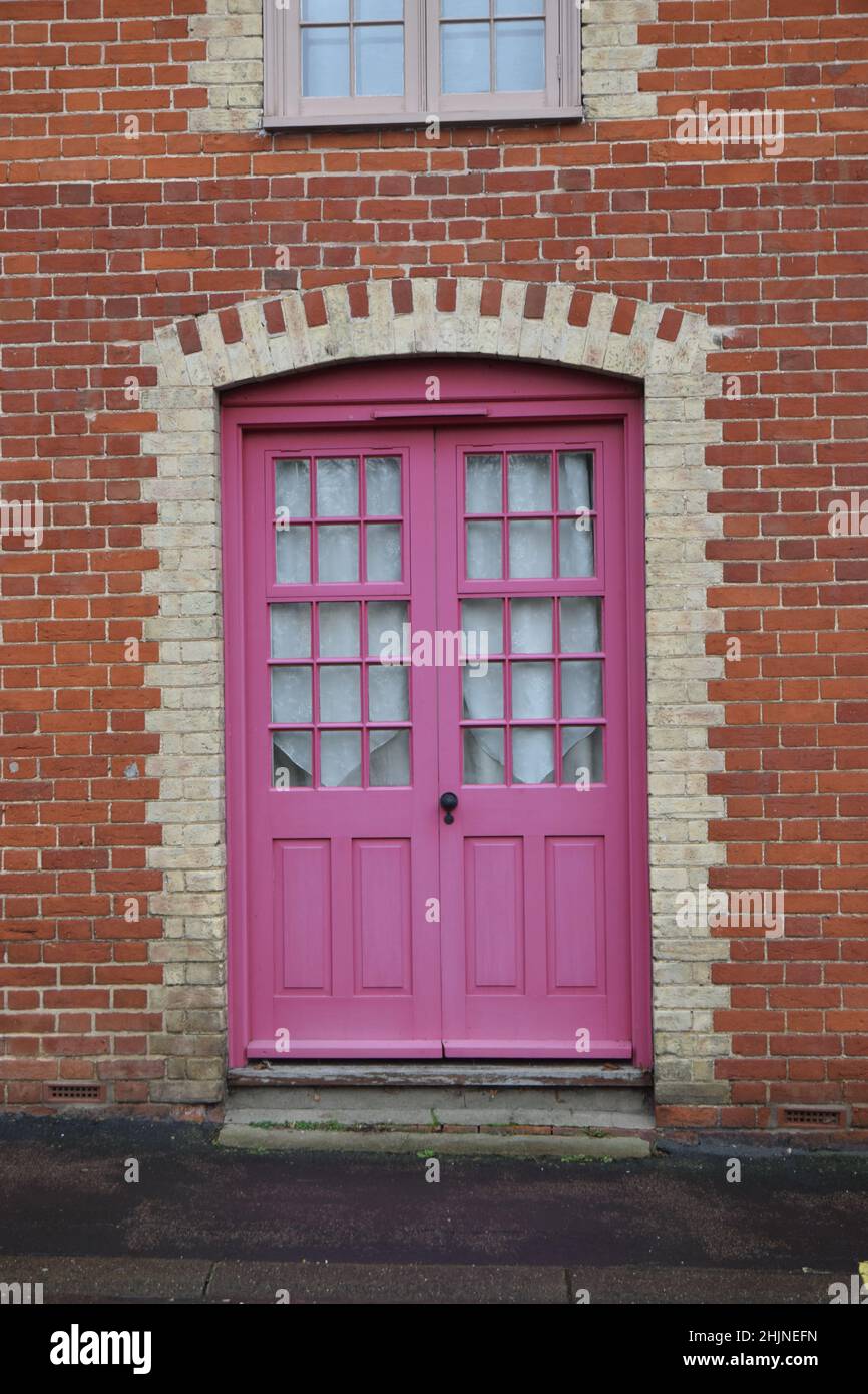 portes doubles peintes en rose, angleterre Banque D'Images