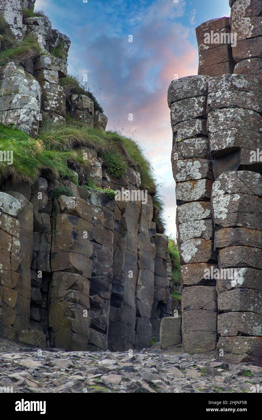 Coucher de soleil sur la côte de l'Irlande du Nord, paysages d'Antrim, Giants of Causeway , piliers de pierre, terre des mythes et légendes, Irlande du Nord Banque D'Images