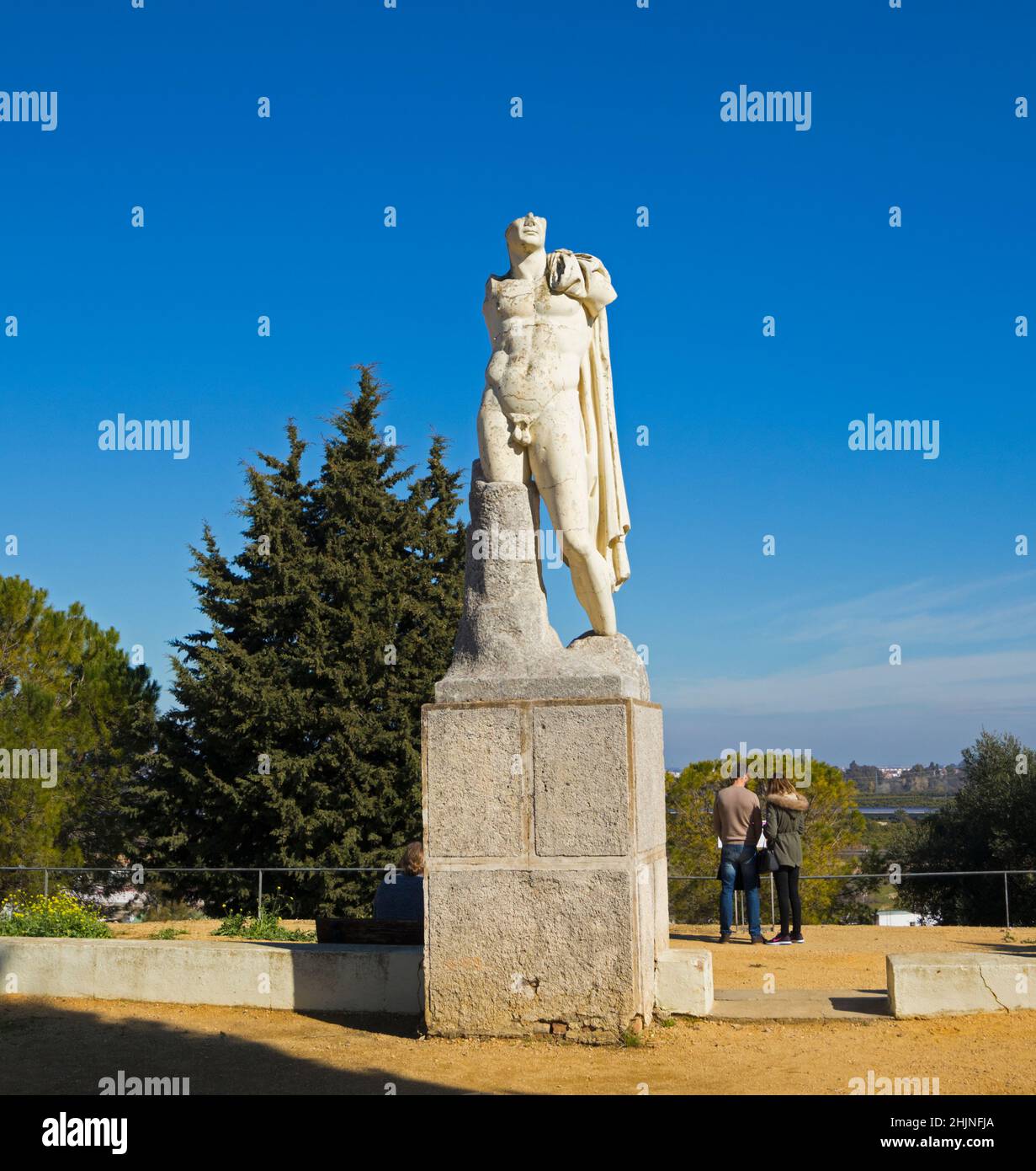 Ville romaine d'Italica, près de Santiponce, Séville, Andalousie, province du sud de l'Espagne. Reproduction d'une statue héroïque de l'empereur Trajan. L'ori Banque D'Images
