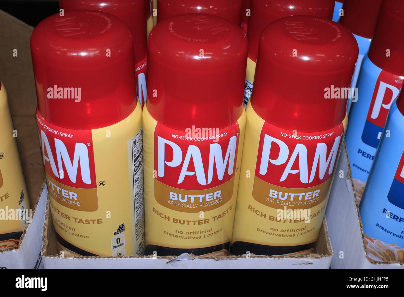 Un gros plan de la pulvérisation de beurre PAM dans une bombe sur une étagère métallique dans un magasin Dillons au Kansas Banque D'Images